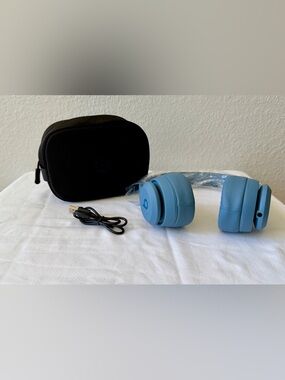Beats by Dre Over-Ear Headphones in Light Blue with Black Case